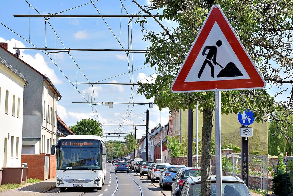 Blick in die vielbefahrene Pechauer Straße In Dezember. Hier soll bis Dezember ein Mischwasserkanal erneuert werden.