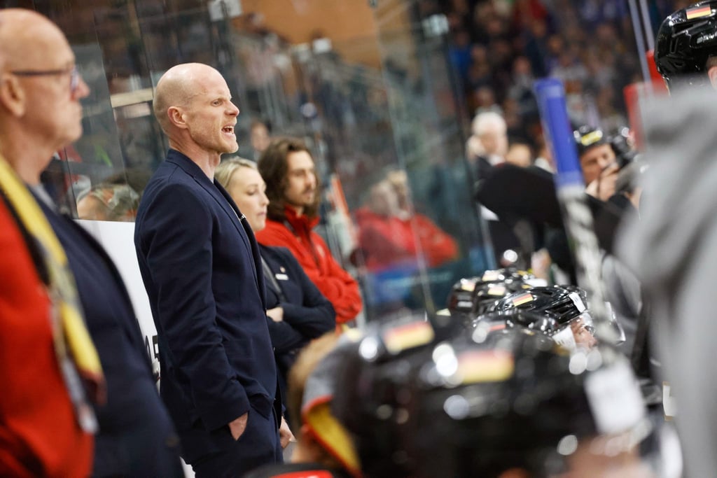 Toni Söderholm, Cheftrainer der Deutschen Hockey-Nationalmannschaft, steht am Spielfeldrand und gibt Kommandos.