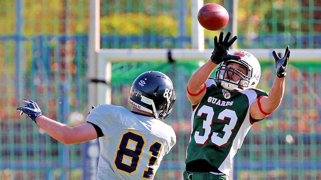 Eigentlich war der Pass für Jenas Fabian Wolter gedacht. Virgin-Guards-Passverteidiger Philipp Werner (rechts) war aber eher am Ball und sicherte sich eine von drei Magdeburger Interceptions.