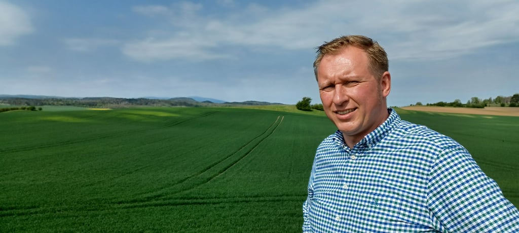 Philipp Sowinski, Vorstand der Agrargenossenschaft Harsleben, vor einem Feld mit Winterweizen: Die Bestände des 6000-Hektar-Betriebs brauchen dringend Regen.