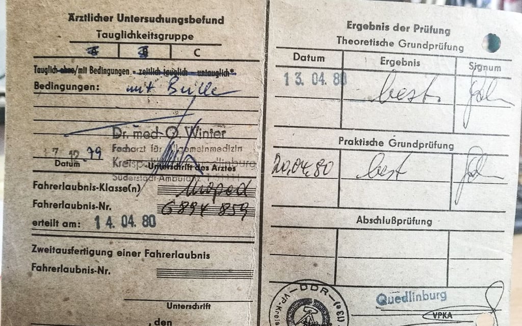 Wer seine Führerscheinakte noch selbst hat, spart sich die Anforderung bei dem Landkreis, in dessen Bereich er damals beim Erhalt lebte.