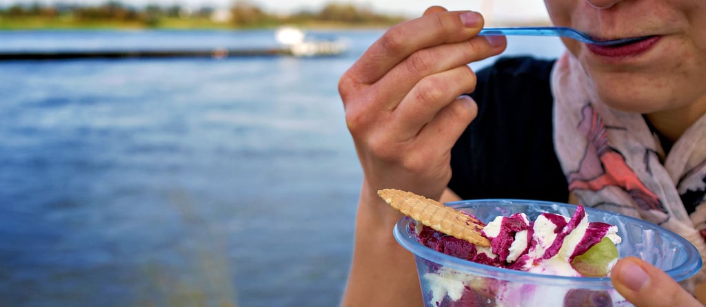 Eine Frau isst Eis aus einer Wegwerfschale aus Kunststoff. Um die Vermüllung der Weltmeere mit Plastik einzudämmen, gilt seit fast einem Jahr EU-weit ein Verbot, Einwegplastik zu produzieren und in Verkehr zu bringen. Dennoch sind diese Produkte noch immer sehr stark im Einsatz – auch in Salzwedel.