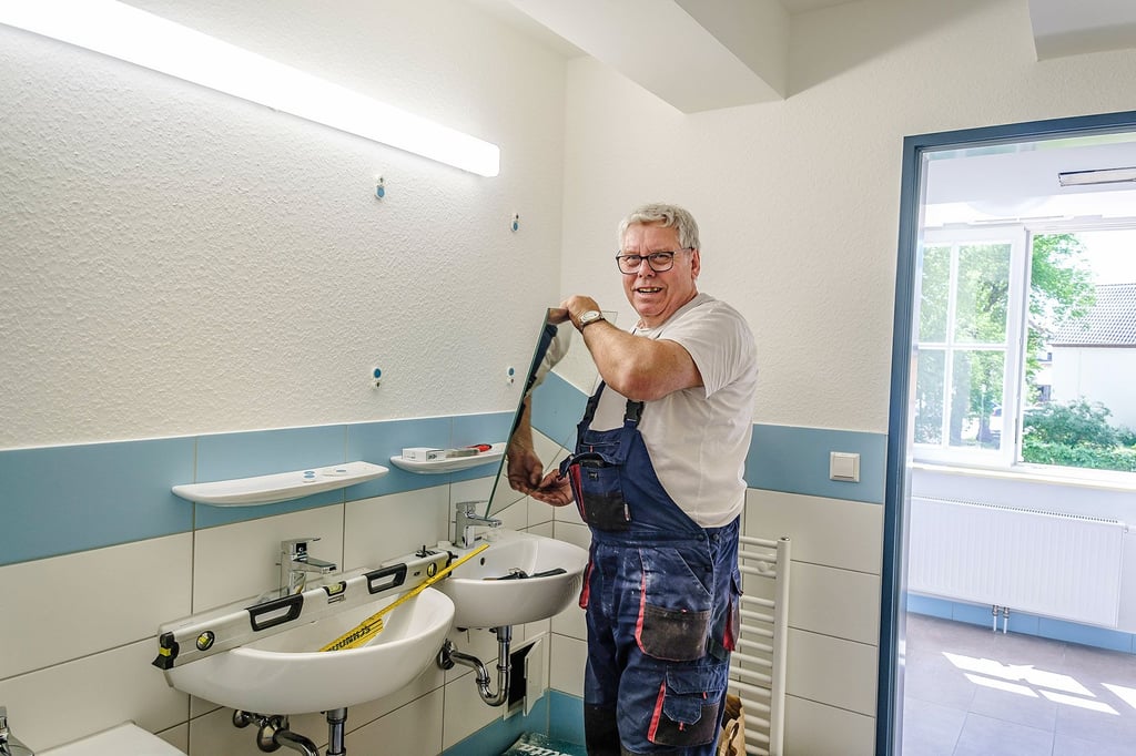 Bei den letzten Arbeiten im frisch sanierten Kavalierhaus: Winfried Erdmann.