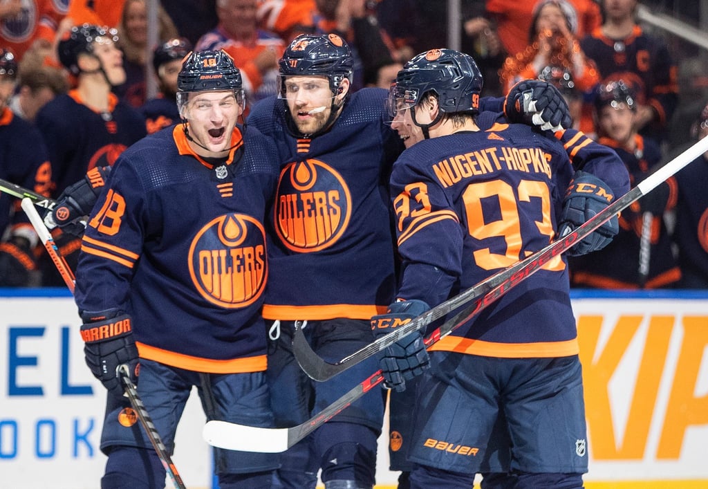 Die Edmonton Oilers um Leon Draisaitl (M) erzwingen in den NHL-Playoffs das entscheidende siebente Spiel gegen die Los Angeles Kings.