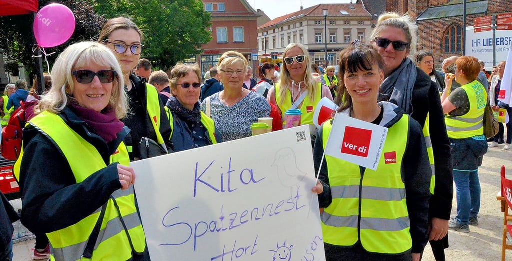 Die Mitarbeiterinnen der Kita Spatzennest aus Schönhausen beteiligten sich am Kita-Streik in Stendal. Sie forderten bessere Arbeitsbedingungen für Erzieher.