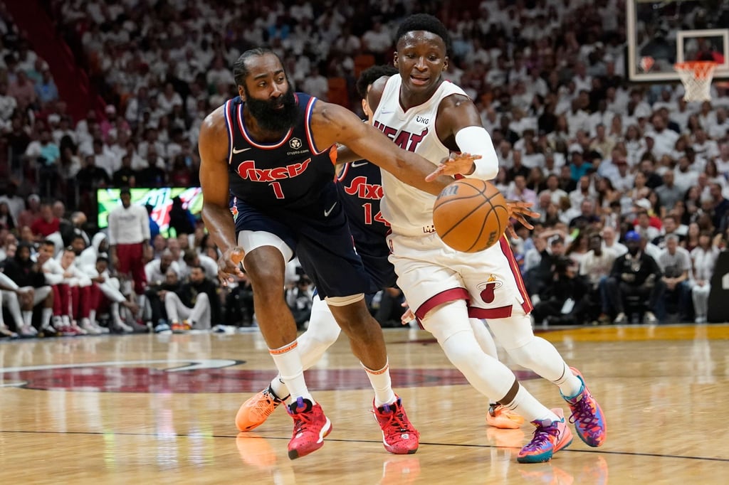 James Harden (1), Guard der Philadelphia 76ers, und Victor Oladipo (4), Guard der Miami Heat, kämpfen um den Ball.