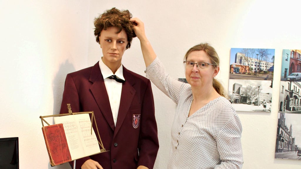 Damit die Frisur sitzt: Museumsleiterin Antonia Beran richtet eine Schaufensterpuppe mit einer Uniform des früheren Männergesangsvereins Liedertafel her.