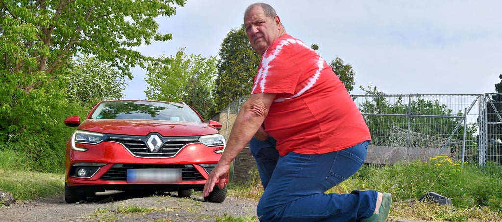 Anwohner Peter Menzel ärgert sich über das Verhalten der Verwaltung. Im Groß Ammensleber Gatzweg ist besondere Vorsicht geboten. An vielen Stellen kratzt der marode Straßenbelag am Unterboden der Fahrzeuge.