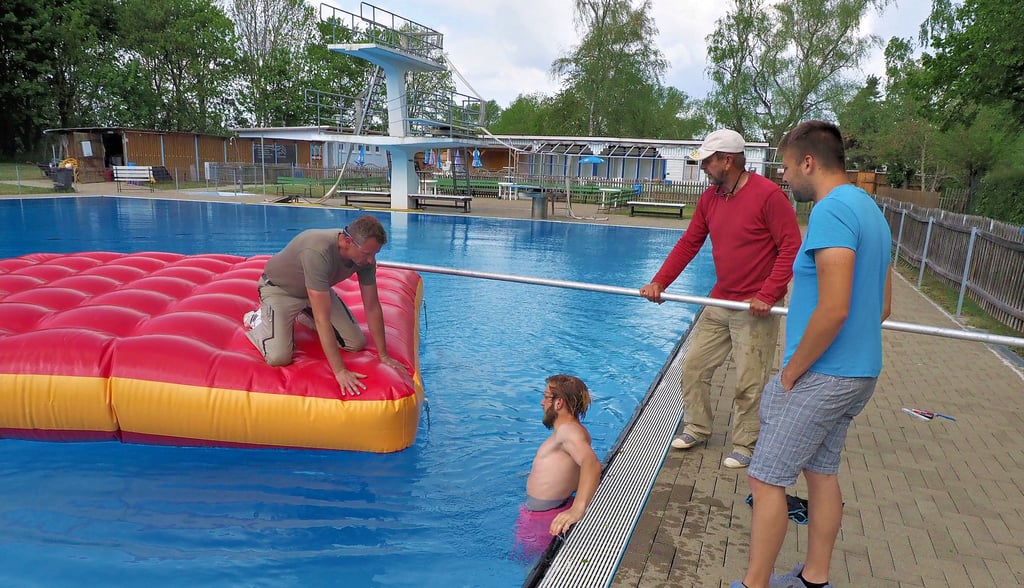 Vier mal vier Meter groß ist die Badeinsel, eine der Attraktionen im Osterwiecker Sommerbad. Diese im Schwimmbecken zu verankern, geht nur im Kollektiv. Von links: Tobias Krone, Tino Jack, Ronald Bönisch und Pascal Berndt.