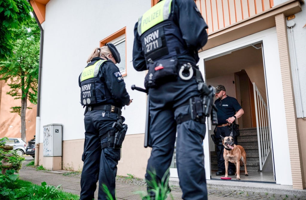 Polizei am Wohnort des 16 Jahre alten Tatverdächtigen.
