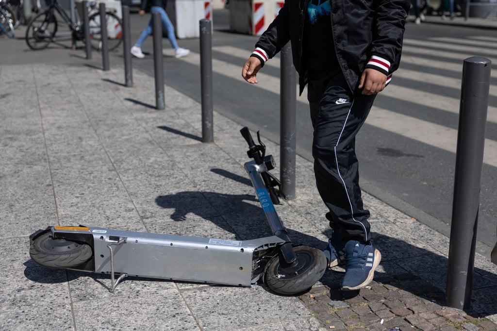 Achtlos weggeworfen sind E-Scooter für Füßgänger ein Ärgernis