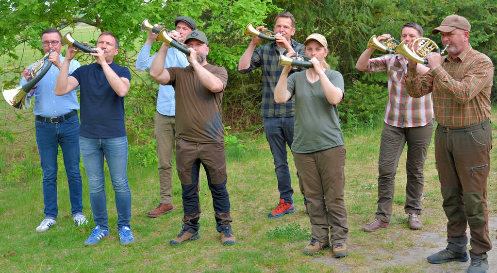 Nick Bosse, Raik Mühe, Marco Zumpe, Tino Preiß, Uli Jelinski, Britta Homm und Kristin Danitz lernen unter Anleitung von Rüdiger Kass (von links) das Jagdhornblasen und hatten am vergangenen Wochenende bereits ihren ersten Auftritt.