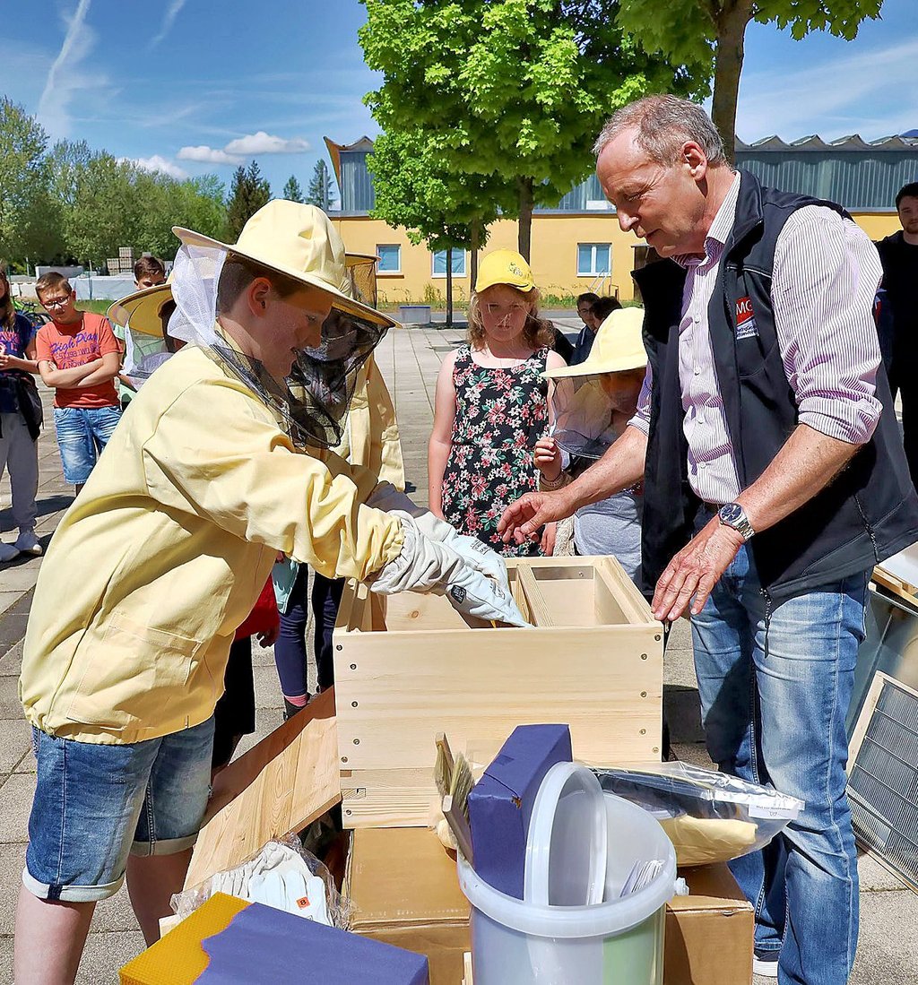 Wolfgang Zahn (rechts) übergab in Allstedt die Imkerausrüstung und erklärte den Schülern, wie die einzelnen Teile benutzt werden.