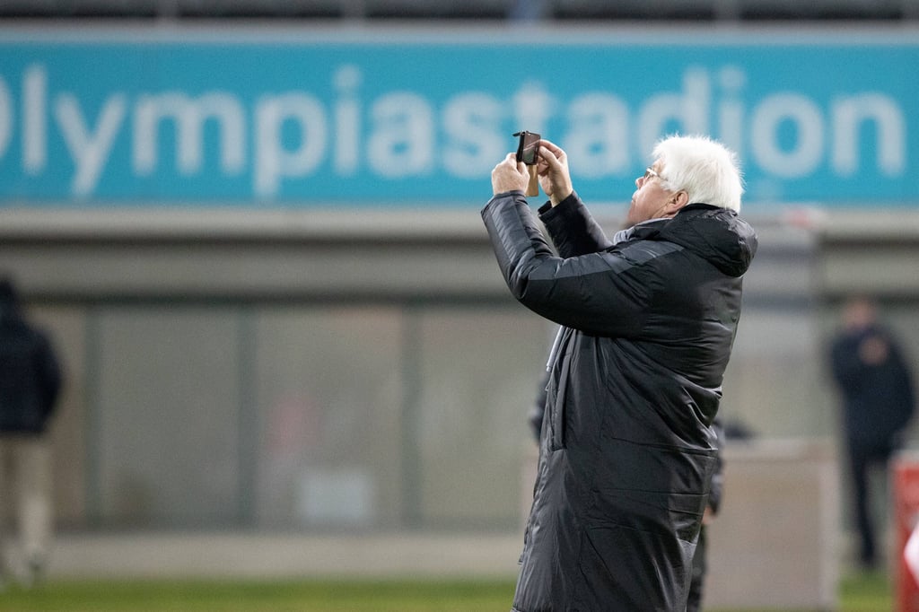 Matthias Wienig macht hier 2020 ein Erinnerungsfoto im Münchner Olympiastadion nach dem HFC-Sieg bei Türkgücü München.
