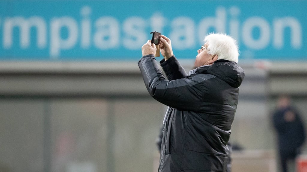 Matthias Wienig macht hier 2020 ein Erinnerungsfoto im Münchner Olympiastadion nach dem HFC-Sieg bei Türkgücü München.