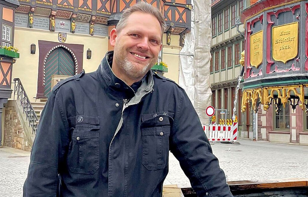 Fototermin für einen Kinderbuchautor: Ricner Fock erzählt neue Abenteuer der kleinen Wasserhexe.