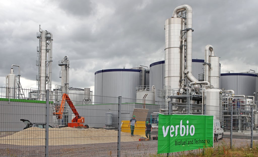 In der Verbio-Bioraffinerie in Zörbig wird aus Weizen und Stroh Bioethanol hergestellt, das Benzin aus Erdöl beigemischt wird.
