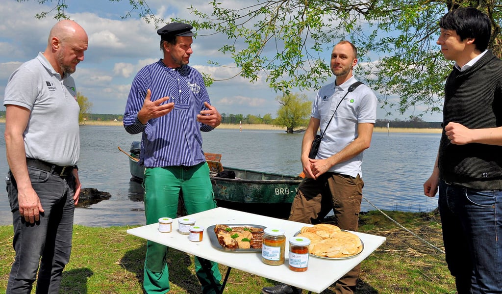 Wie gut Fisch aus hiesigen Gewässern verarbeitet werden kann, zeigte Wolfgang Schröder nahe Havelberg mit Kosthappen aus seiner Produktion. Tobias Ernst, Philipp Ritzmann und Patrick Puhlmann ließen sich Brasse, Karpfen und Wels gut schmecken.