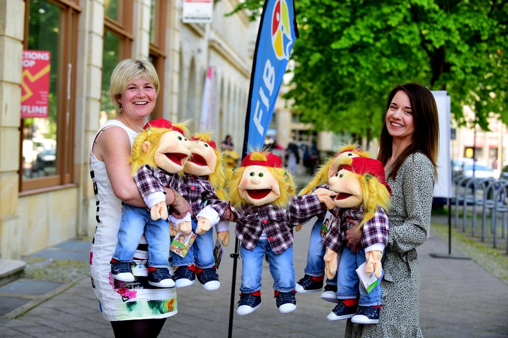 Seit 2020 beschäftigt die Stadt Magdeburg Sozialarbeiter in Kitas. Zum Projektstart überreichte Anja Deutschmann (l.), Koordinatorin des Lokalen Bündnisses für Familien, Handpuppen an Christin Rose (r.) von der Koordinations- und Netzwerkstelle „Soziale Arbeit in Kitas“. Sie dienen als Hilfsmittel im Umgang mit den Kindern,