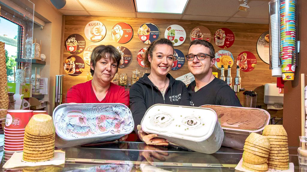 Daniela Trapp, Kathi und Andreas Mülder (v.l.n.r.) präsentieren  ihr Angebot im Eiscafé Jannys in der  Zerbster Strasse. 