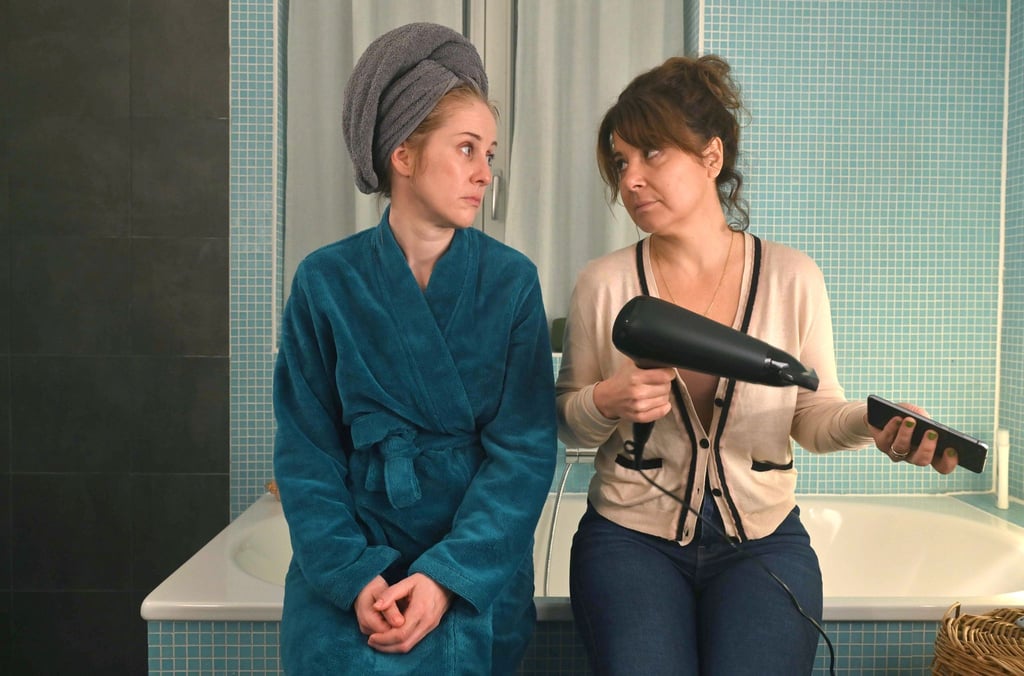 Linda (Marlene Morreis) und Carmen (Anita Vulesica, r) im Gespräch.