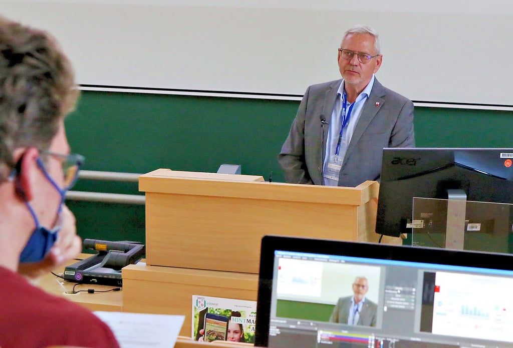 Bernd Hauschild bei der 13. Digitalisierungskonferenz. Der Köthener Oberbürgermeister stelte unter anderem das Innovationsbündnis Anhalt vor.