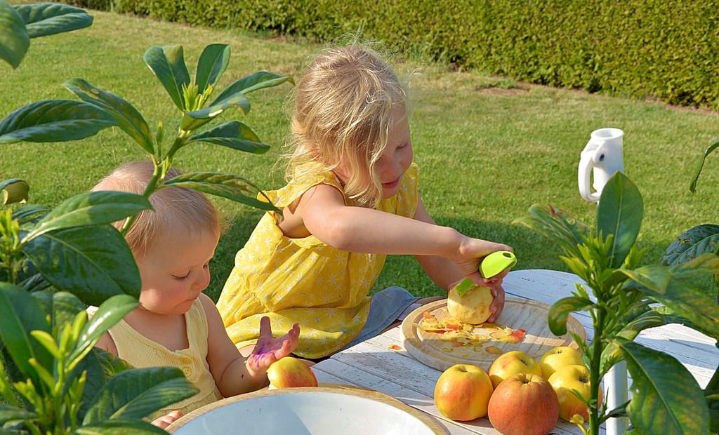 Ein kinderleichter Apfelkuchen, bei dem selbst die Kleinsten mithelfen können. Auch zeitlich ist er für Kinder optimal und zudem gesund.