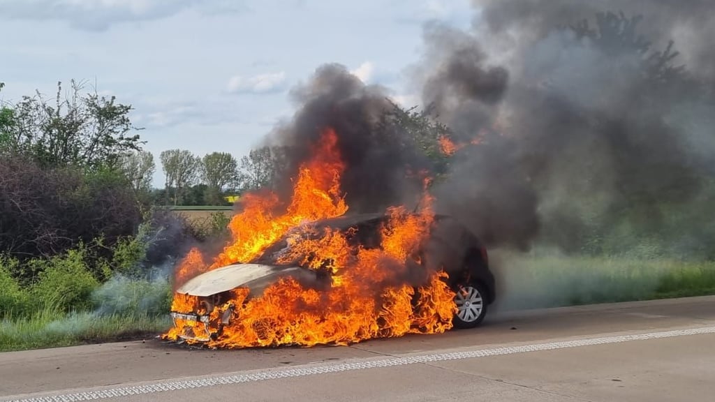A2 bei Bornstedt - der Polo ist vollständig ausgebrannt: Die Brandursache ist wohl ein technischer Defekt.