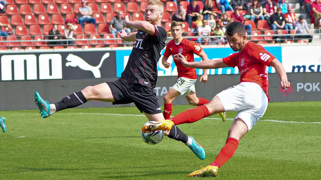 Seinen eigentlich sehr gefährlichen Abschluss mit dem linken Fuß konnte Julian Derstroff (r.) in der laufenden Saison nur selten demonstrieren.