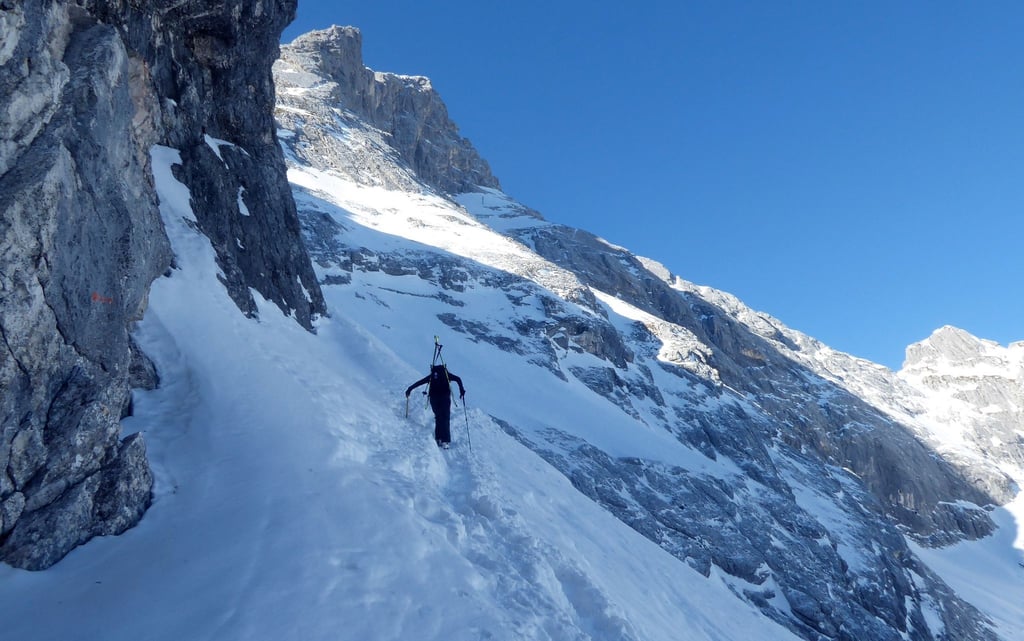 Die Bergwacht Bayern bilanziert einen einsatzreichen Winter. Beim Skitourengehen passiert gemessen an der Zahl der Sportler jedoch eher wenig. In dieser Saison gab es hier knapp 130 Einsätze.