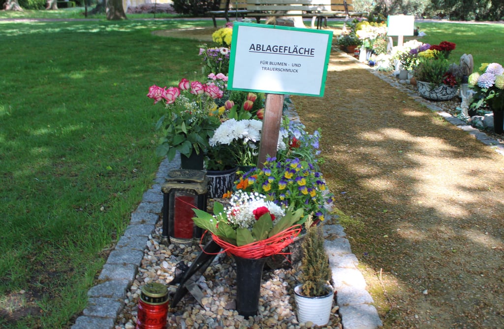 Die Ablagefläche für Blumenschmuck von den Gemeinschaftsanlagen auf dem Tangermünder Friedhof.