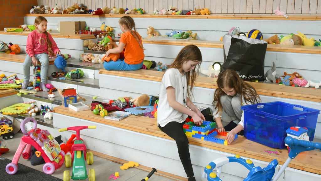 Bitterfeld-Wolfen: Im Aufnahmestützpunkt für Flüchtlinge aus der Ukraine, einer Turnhalle der Bitterfelder Brauerei, spielen Kinder zwischen vielen gespendeten Spielsachsen. Foto: Waltraud Grubitzsch/