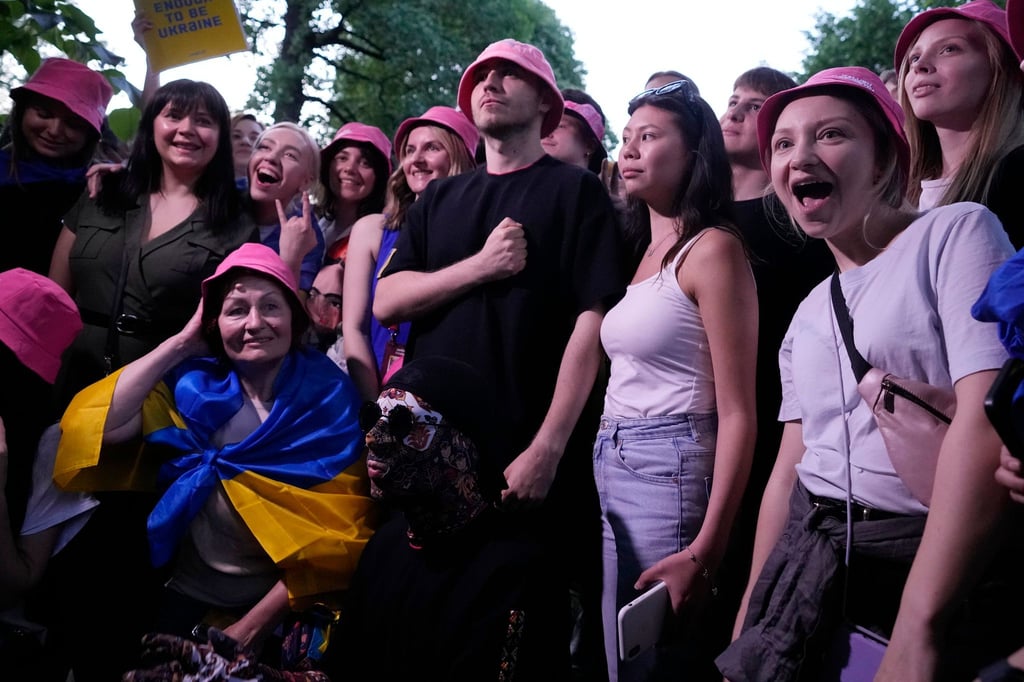 Die Band Kalush Orchestra aus der Ukraine trifft sich mit ukrainischen Fans in Turin.