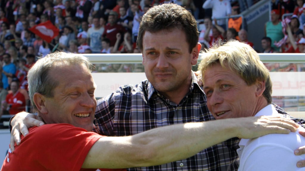Trainer Sven Köhler, Manager Ralph Kühne und Co-Trainer Dieter Strozniak (v. r.) sind einfach glücklich.