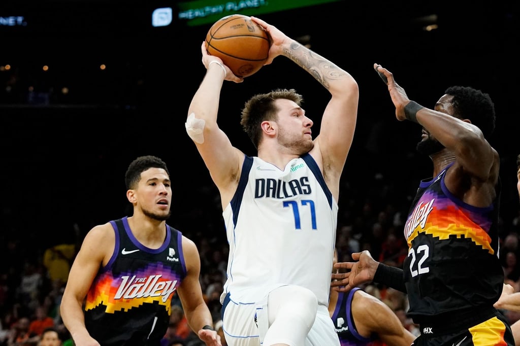 Die Dallas Mavericks um Luka Doncic (M) kassierten eine deutliche Niederlage in Phoenix.