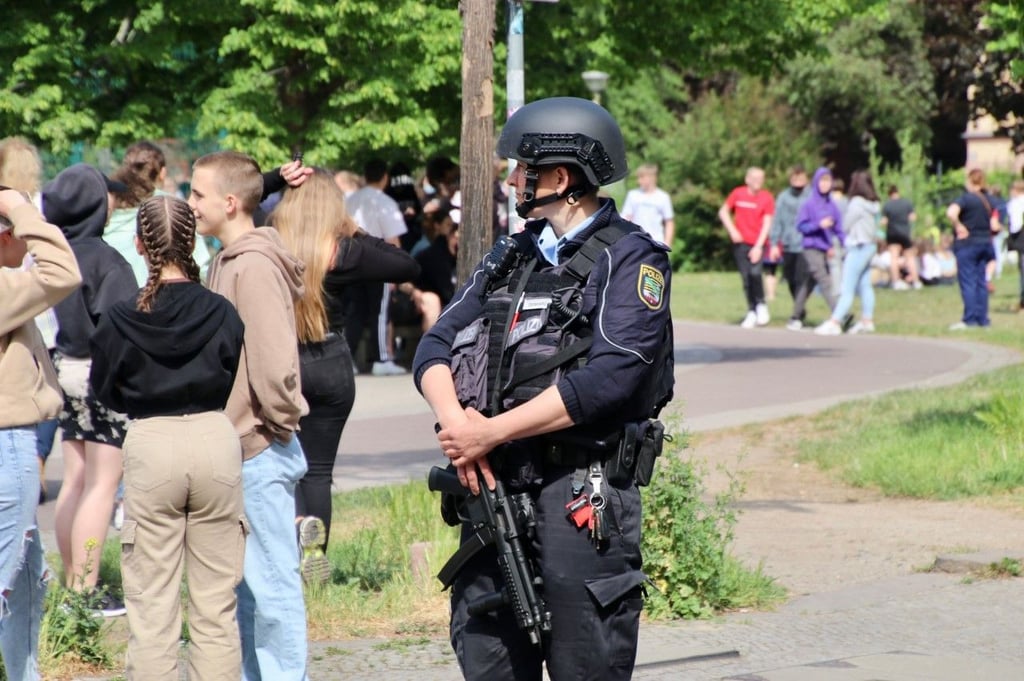 Ein bewaffnete Polizist sichert die Schule am Steintor.