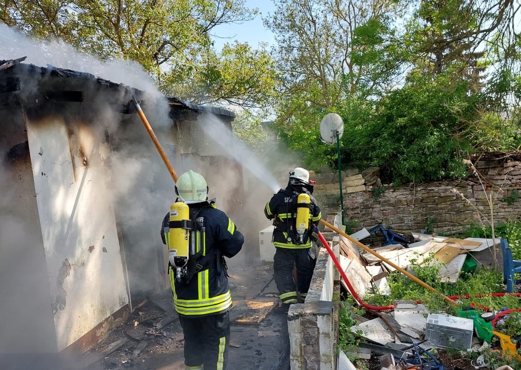 Feuerwehrleute bei den Löscharbeiten