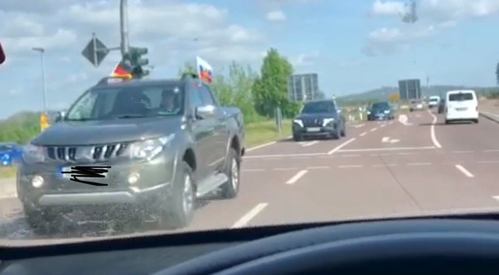 Wie hier aus Richtung Petersberg sind Fahrzeuge mit russischen und deutschen Flaggen nach Merseburg unterwegs.