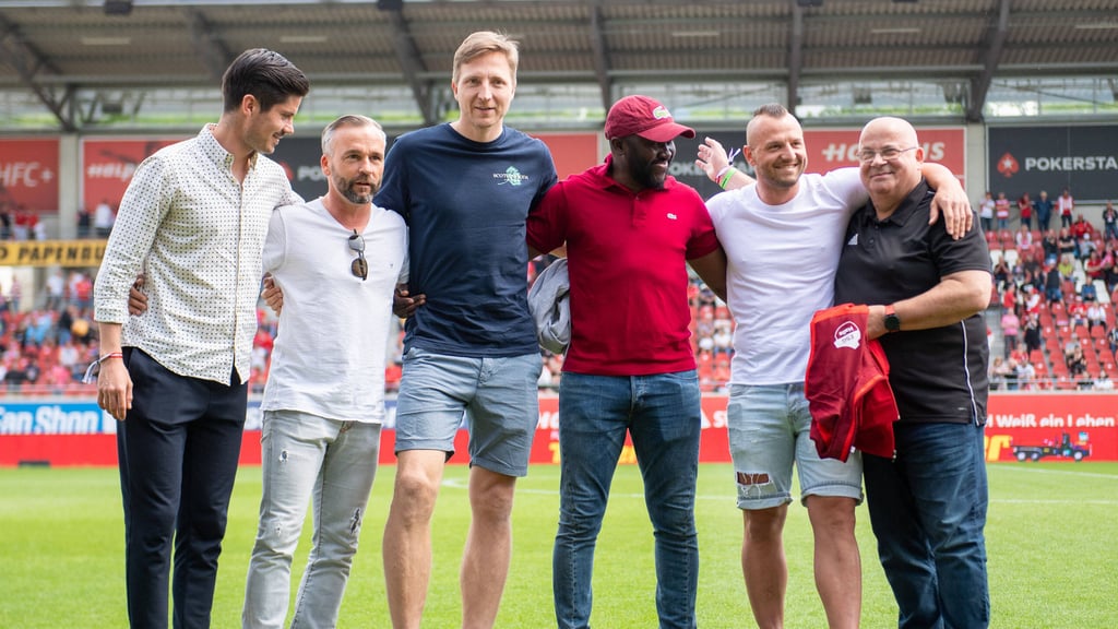 Die Aufstiegshelden von 2012 Dennis Mast, Nico Kanitz, Marco Hartmann, Patrick Mouaya, Toni Lindenhahn und der ehemalige Mannschaftsleiter Norbert Ciornei (v.l.n.r.) wurde vor dem Heimspiel gegen den SV Wehen Wiesbaden gefeiert.