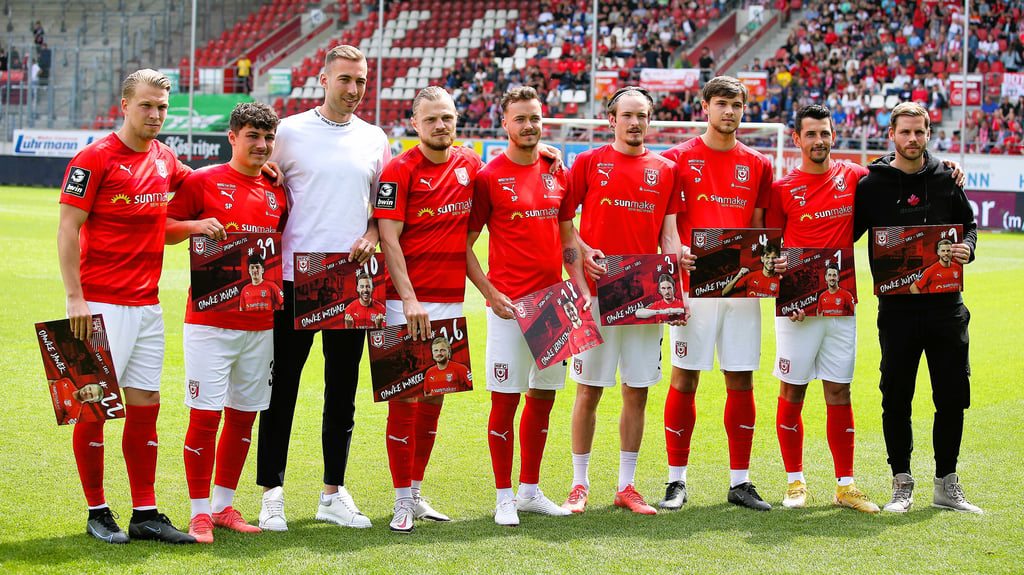 Janek Sternberg, Joscha Wosz, Michael Eberwein, Marcel Titsch Rivero, Sebastian Bösel, Niklas Kastenhofer, Fynn Otto, Julian Derstroff und Justin Eilers wurden beim Halleschen FC offiziell verabschiedet.