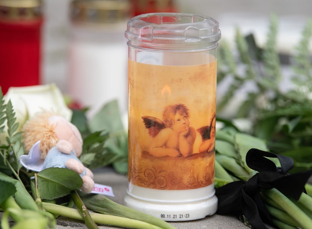 Blumen und Kerzen erinnern an den gewaltsamen zweier Kinder in Haunau.