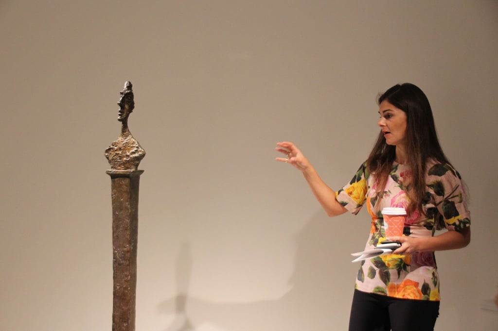 Brooke Lampley von Sotheby's neben der Skulptur „Stèle II“ von Alberto Giacometti, die zur Versteigerung kommen soll.
