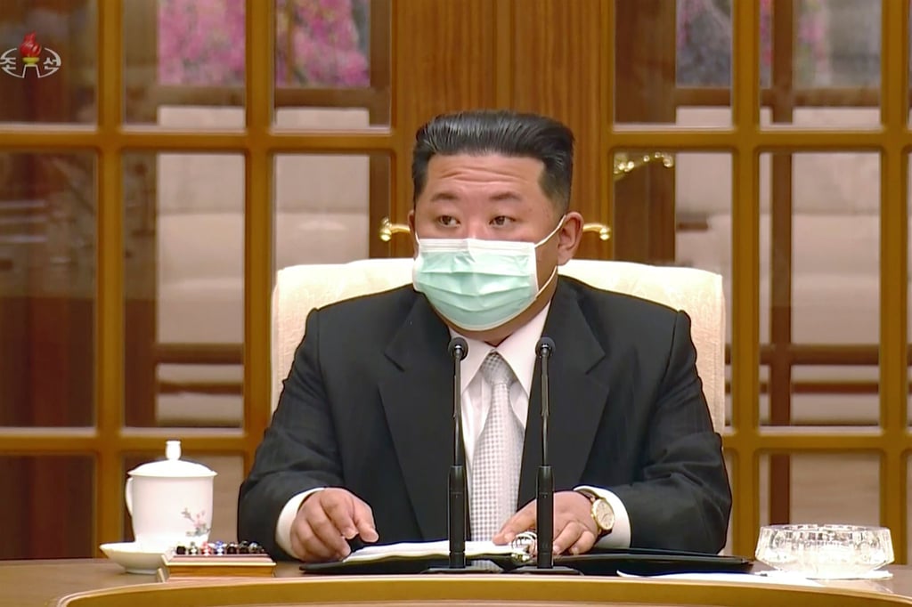 Nordkoreas Machthaber Kim Jong-un trägt während eines Treffens zum ersten Corona-Fall im Land einen Mund-Nasen-Schutz.