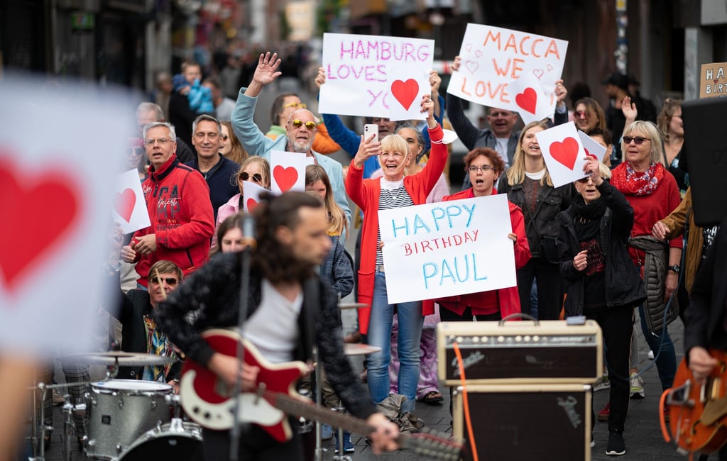Zahlreiche Fans kamen zum Dreh des Flashmob-Videos für Paul McCartney auf die Hamburger Reeperbahn