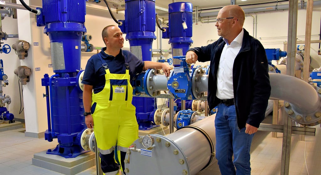 Nikolai Witte, Geschäftsführer des Wasser- und Abwasserzweckverbandes Holtemme-Bode (WAHB, rechts), und Wassermeister Felix Schumann an der Pumpenanlage des Wasserwerks Zillierbachtalsperre bei Elbingerode, die das Wasser in die Ortsteile der Stadt Oberharz bringt.