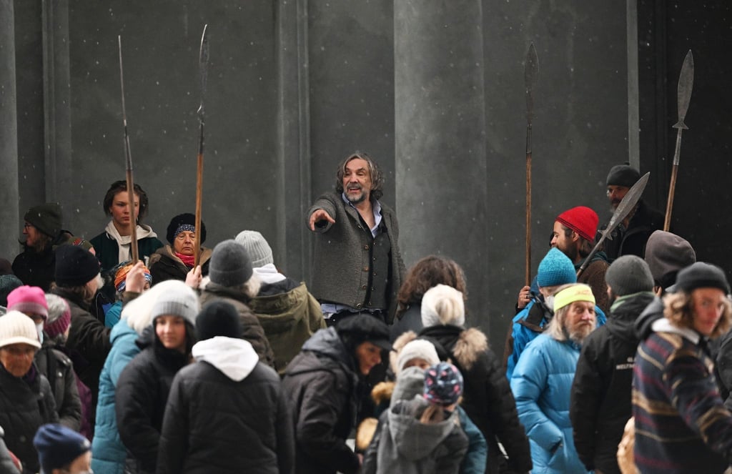 Der Spielleiter der 42. Passionsspiele Oberammergau, Christian Stückl (M), gibt Anweisungen.