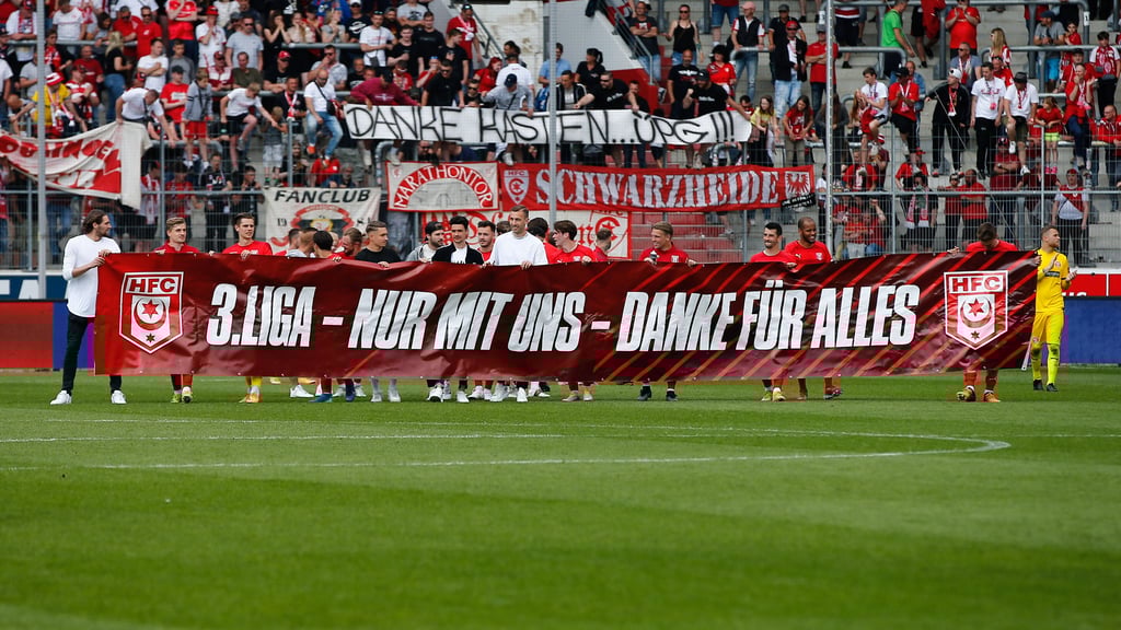 Die HFC-Mannschaft bedankt sich nach dem letzten Saisonspiel bei den Fans im Leuna-Chemie-Stadion.