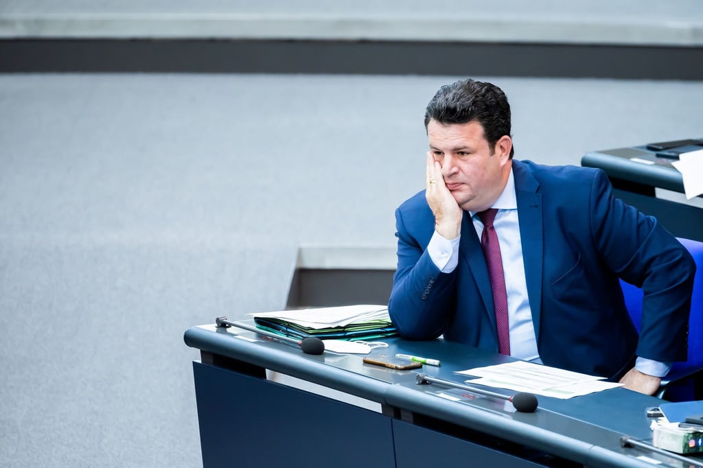Hubertus Heil (SPD), Bundesminister für Arbeit und Soziales, im Plenum des Deutschen Bundestages.