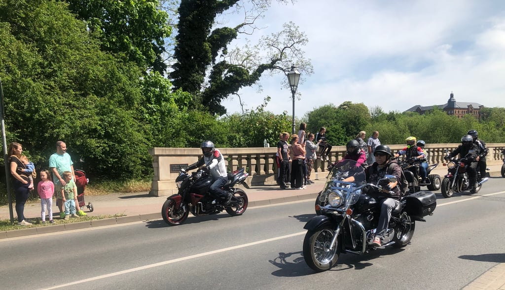 Interessiert verfolgten die Zuschauer den Start der Ausfahrt beim Bikertreffen in Zeitz.