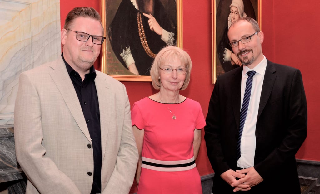 Dezernent Oliver Karte (links) "beerbt" Sabine Wendler als stellvertretender Bürgermeister der Stadt Haldensleben, Michael Schneidewind übernimmt ihren Posten als Stadtkämmerer.